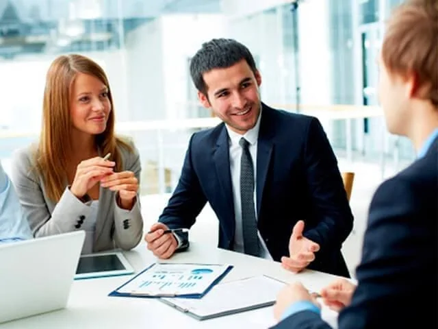 аудитори обговорюють бізнес документи